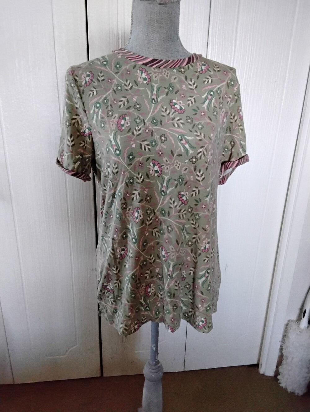 ISAAC MIZRAHI T-shirt, Size M.